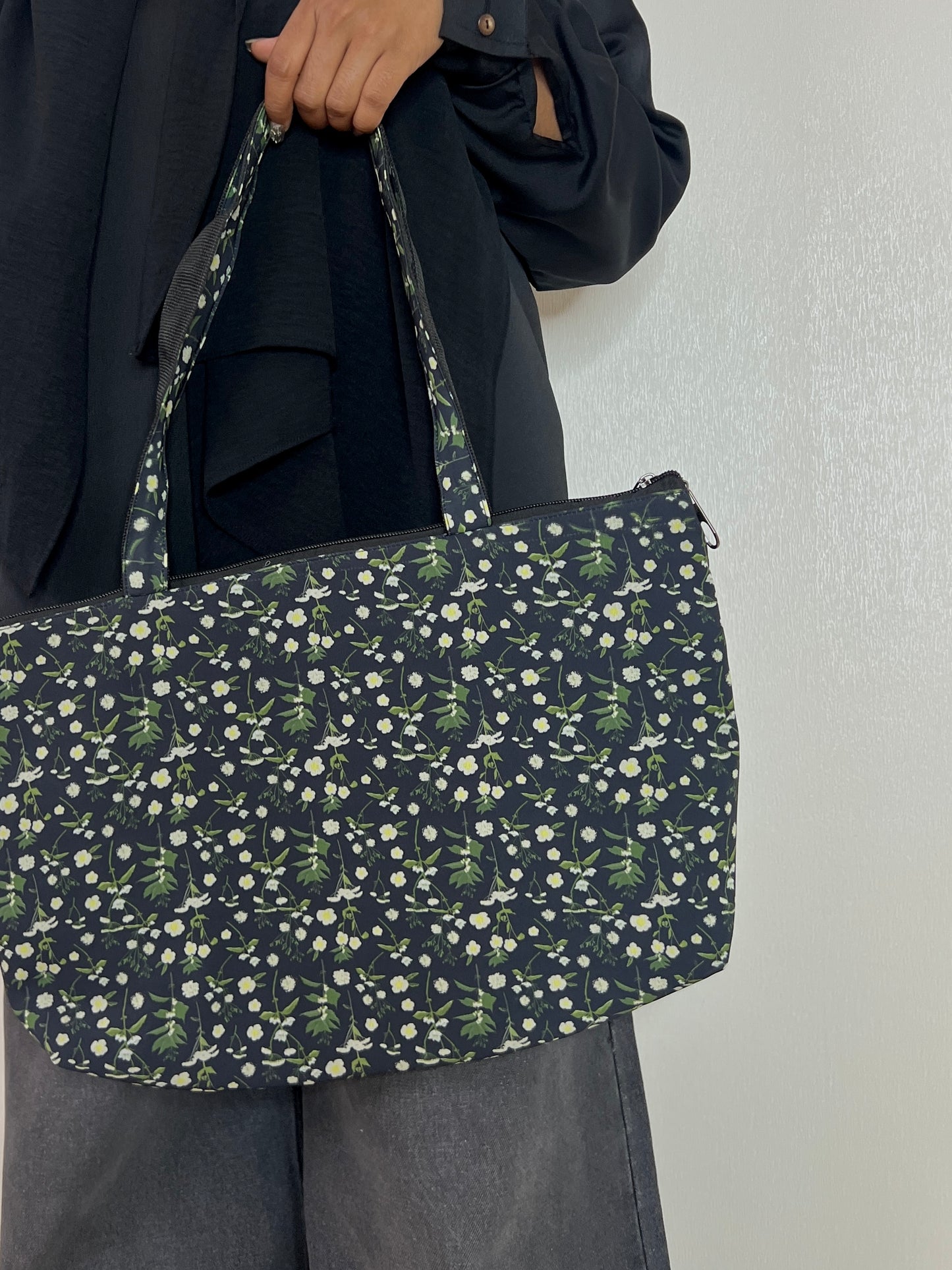 BLACK TOTE BAG