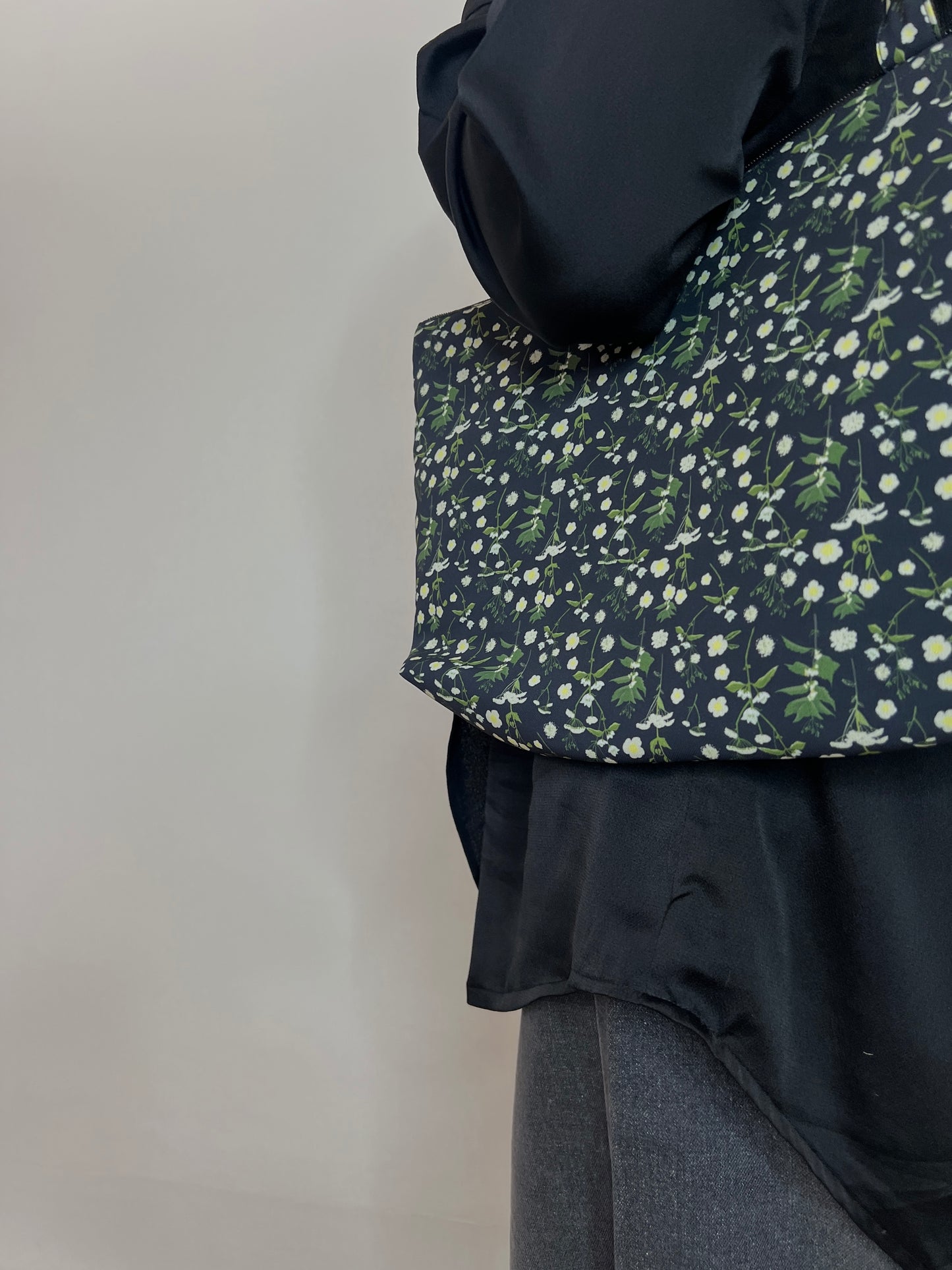 BLACK TOTE BAG