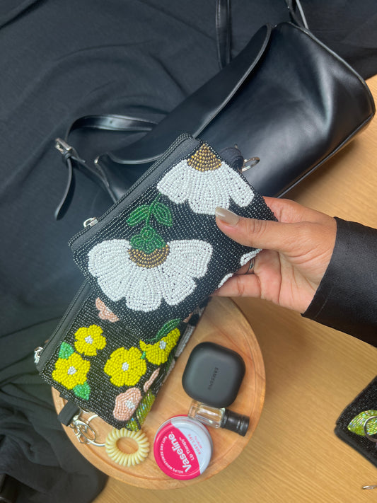 WHITE FLOWER BEADED COIN PURSE